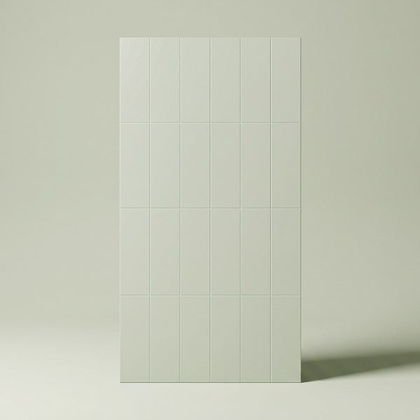 Wandfliesen im Rechteckformat in einem schlichten Design, angeordnet in einem einheitlichen Raster als vertikale Verlegung.