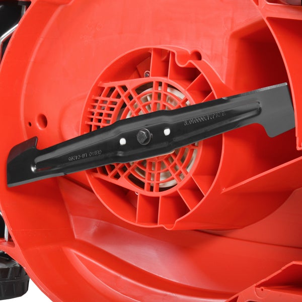 Detailansicht des Messers eines Rasenmähers.