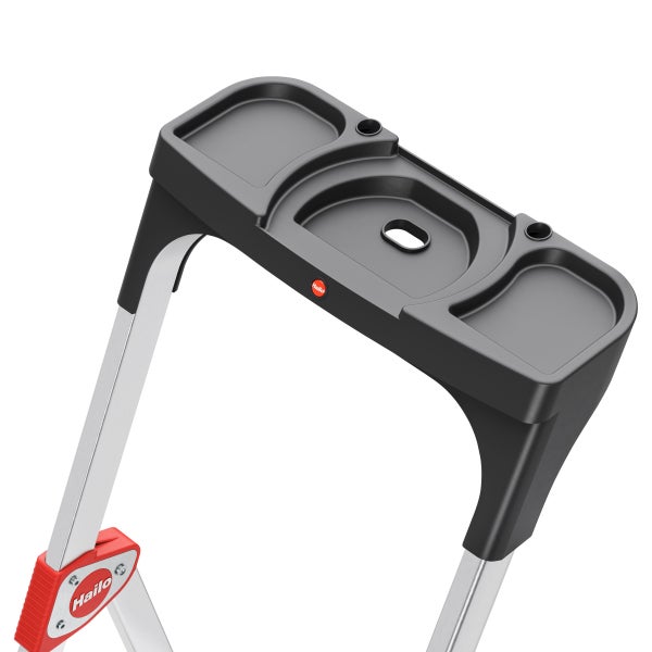 Detailansicht einer Trittleiter mit Ablageschale und Hailo Logo.