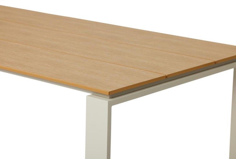 Detailansicht eines Gartentisches mit Tischplatte aus Lamellen in Holzoptik und modernem Metallgestell.
