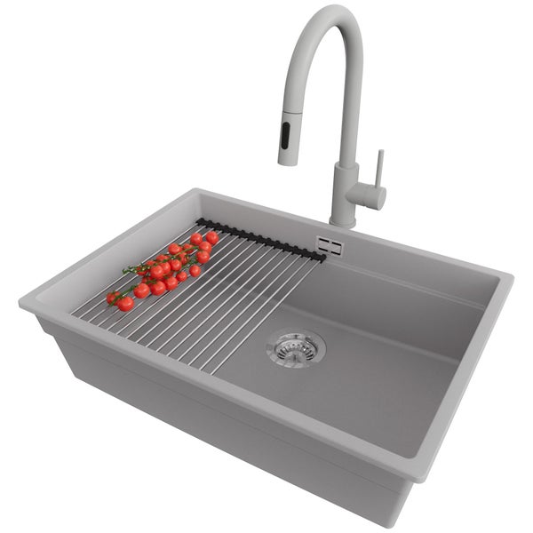 Spüle mit Abtropfgitter und Tomaten sowie Armatur