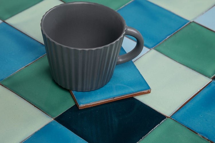 Muster aus Keramikfliesen mit Tasse