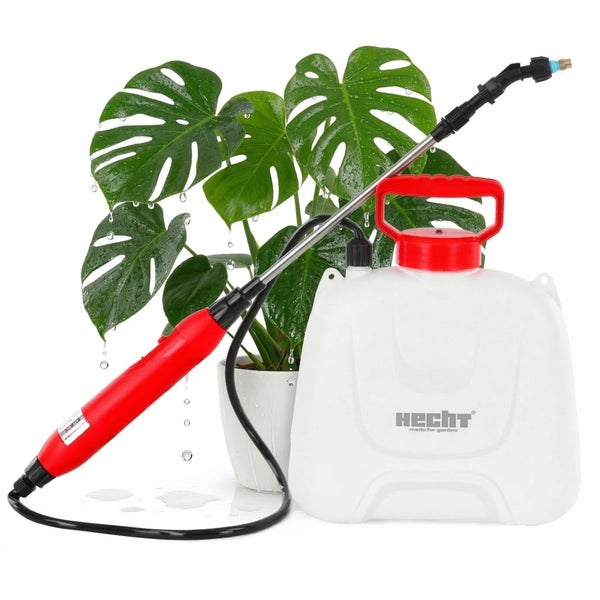 Hecht Drucksprüher mit Kunststoffbehälter und Sprühlanze vor einer Monstera Pflanze.