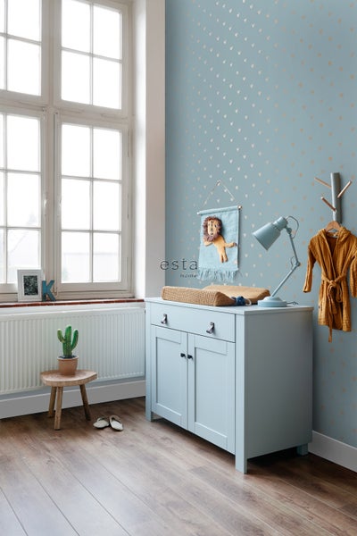 Helles Kinderzimmer mit Wickelkommode, Fenster und herzförmiger Tapete