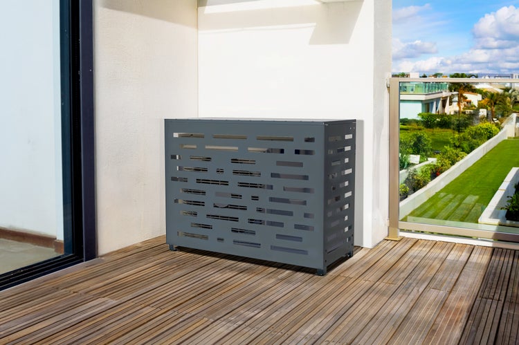 Graue Klimaanlagenverkleidung auf einem Holzbalkon
