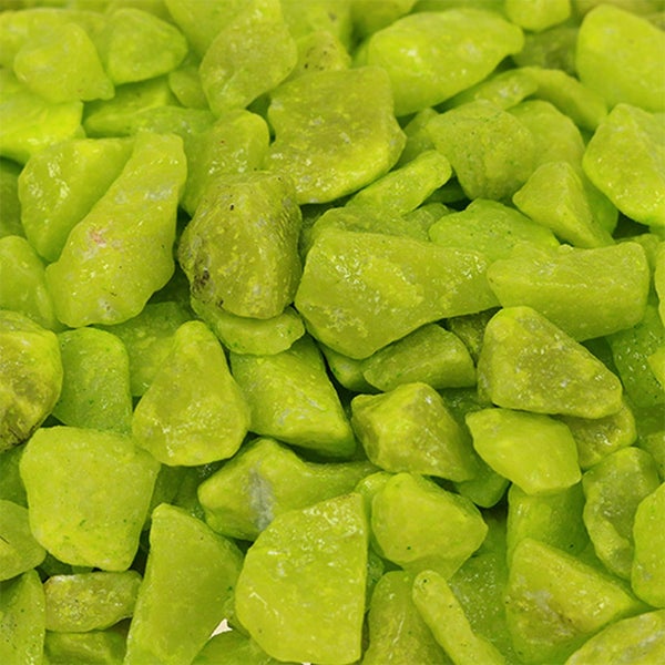 Grüne Dekosteine mit eckiger Form, Zierkies für Garten- und Wohndekoration.
