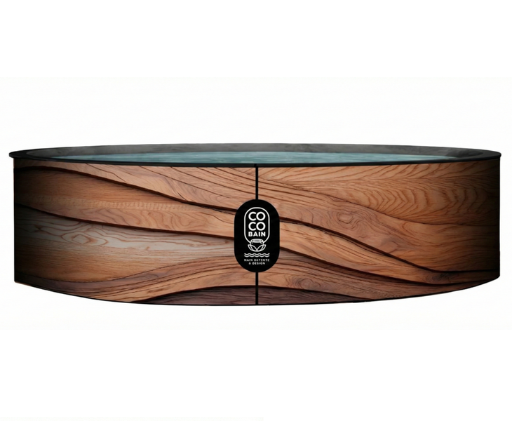 Rundes Whirlpool-Becken mit dekorativer Holzoptik-Verkleidung in Wellenstruktur und Cocobain Logo.