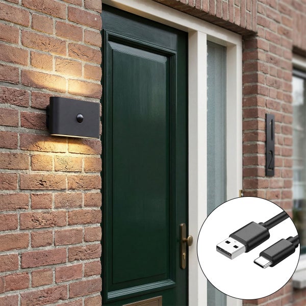 Schwarze LED-Außenwandleuchte mit Bewegungsmelder und Lichtaustritt nach oben und unten an einer Ziegelwand, inklusive USB-Ladekabel.
