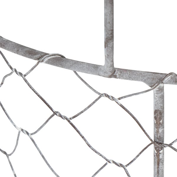 Detailansicht einer Gartenumrandung aus Metall mit Gitterdraht in Antik-Optik.