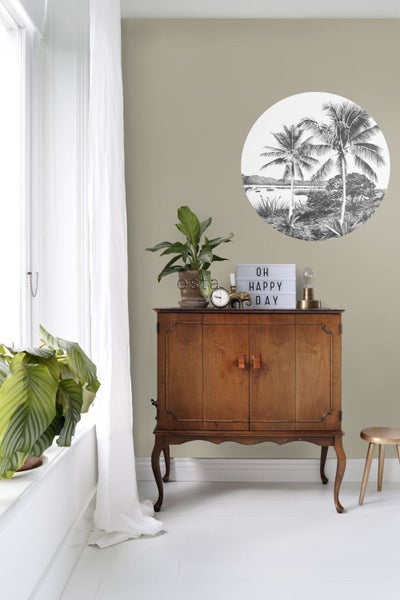 Dekoratives Wohnambiente mit Holzschrank, Zimmerpflanzen und Wanddeko im Wohnraum