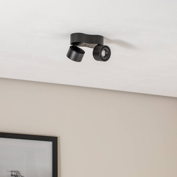 Zweiflammiger Deckenstrahler in Schwarz mit zwei verstellbaren Spots.