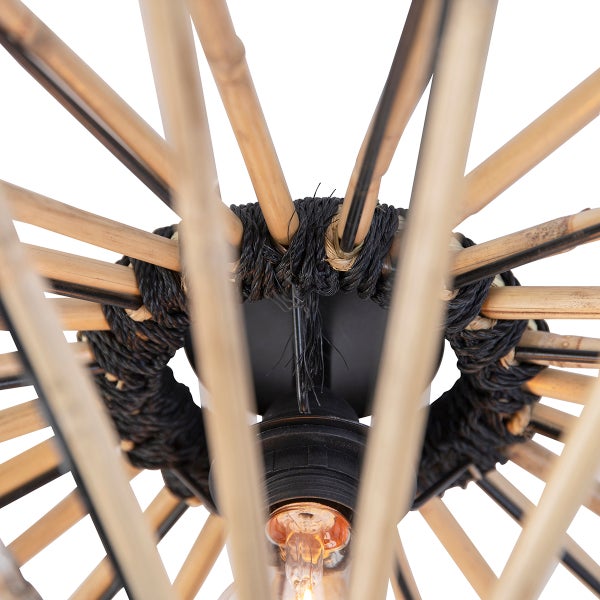 Detailansicht einer Deckenleuchte aus Bambus und geflochtener Kordel