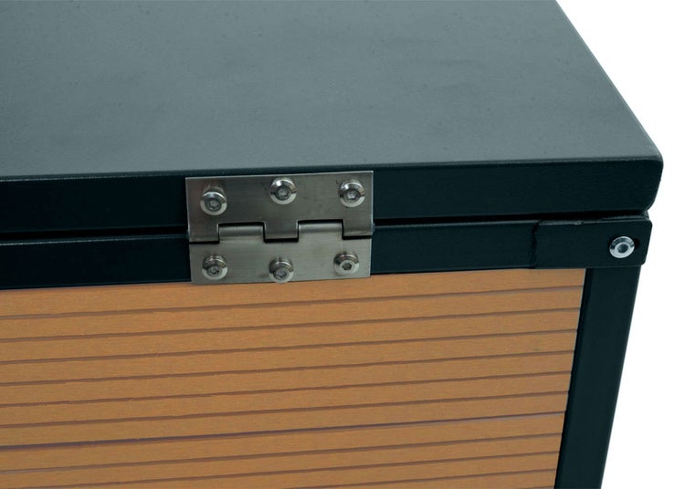 Detailansicht einer Gartenbox mit Metallbeschlägen und Holzverkleidung