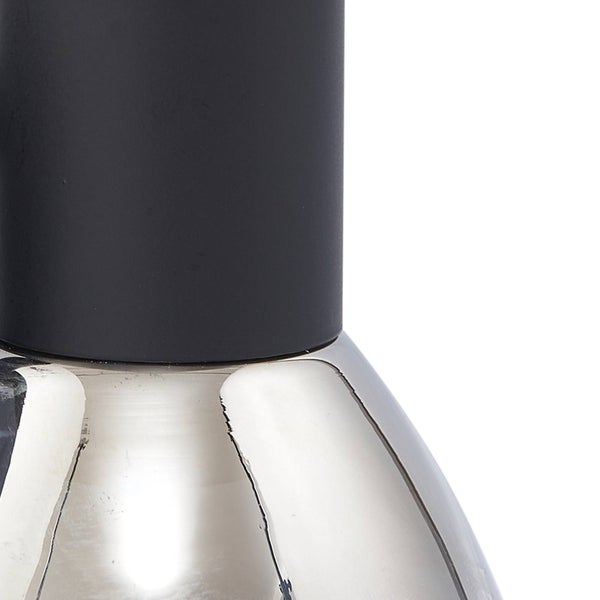 Nahaufnahme einer Tischleuchte mit einem Metallsockel und einem Lampenschirm