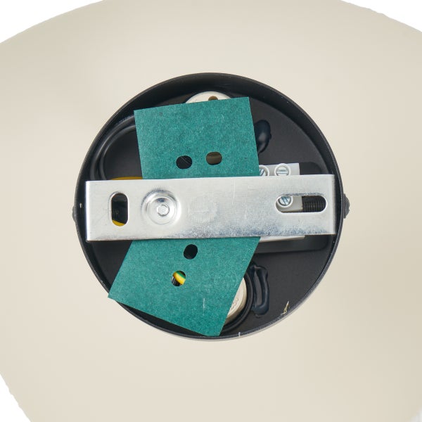 Detailansicht einer Deckenleuchte mit Montageplatte