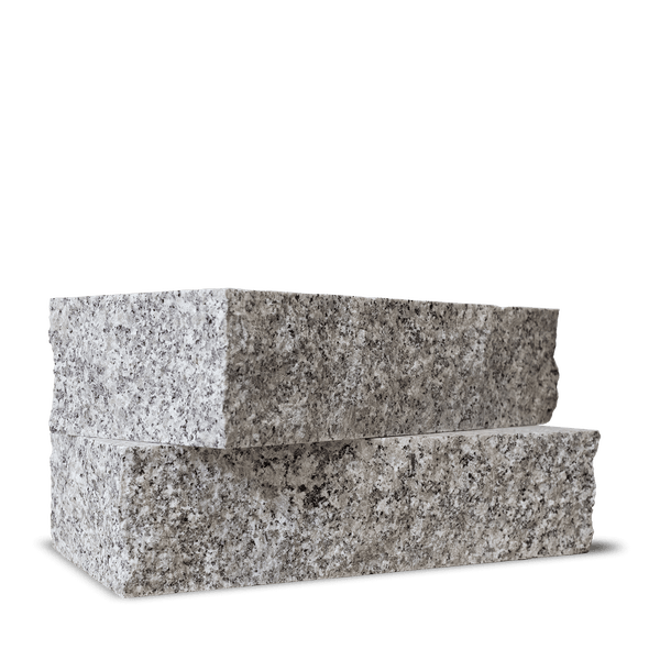 Rechteckiger Block aus Granit mit bruchrauer Oberfläche und glatter Oberseite für Stufen oder Gartenmauern.