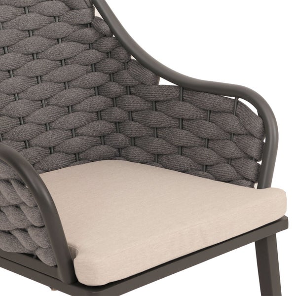 Detailansicht eines Gartenstuhls mit geflochtener Rückenlehne und Sitzkissen.