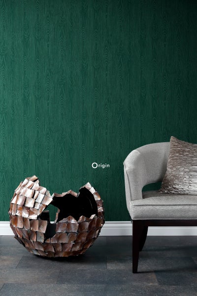 Szene mit einer grünen Tapete mit Holzmaserung, einem dekorativen Gefäß und einem Sessel.