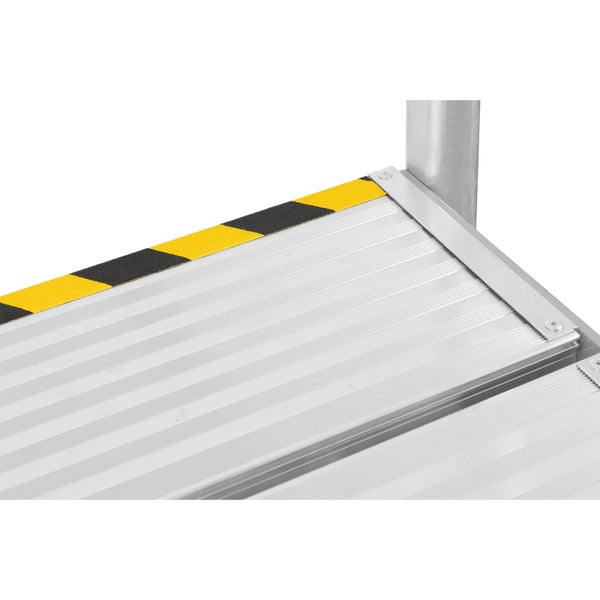 Detailansicht einer Aluminiumleiterstufe mit Antirutschbeschichtung