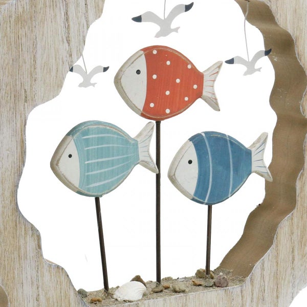 Dekoration mit Holzfischen und Möwen in einem Holzrahmen