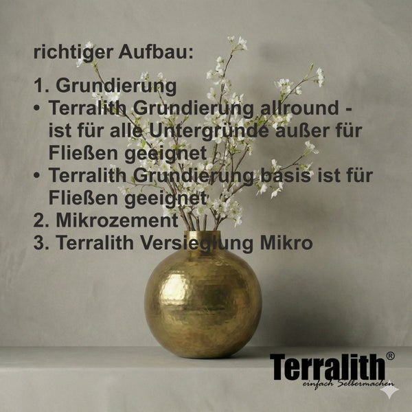 Informationen zum korrekten Aufbau von Terralith Produkten mit einer goldenen Vase und weißen Blumen