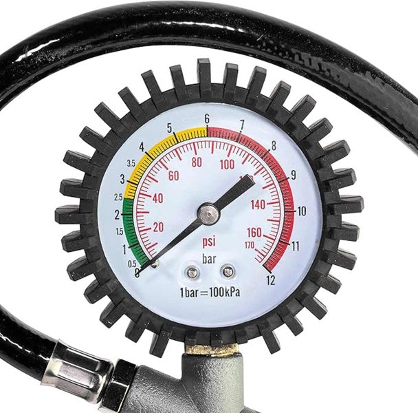 Analoges Manometer für Druckluft mit Anzeige in bar und psi sowie Gummischutz.