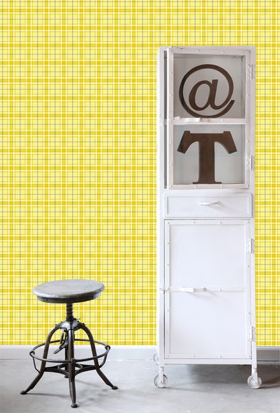 Szene mit weißem Schrank, Hocker und gelb karierter Tapete