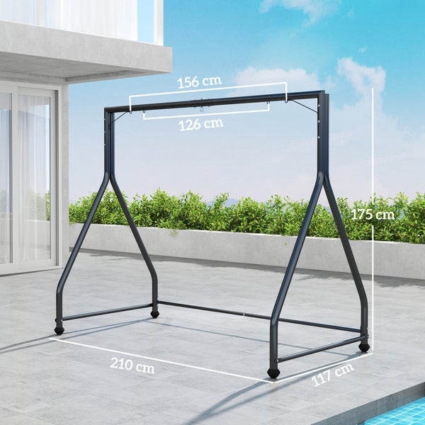 Schwarzes Metallgestell für eine Schaukel auf einer Terrasse mit Maßen: Breite 210 Zentimeter, Tiefe 117 Zentimeter und Höhe 175 Zentimeter.