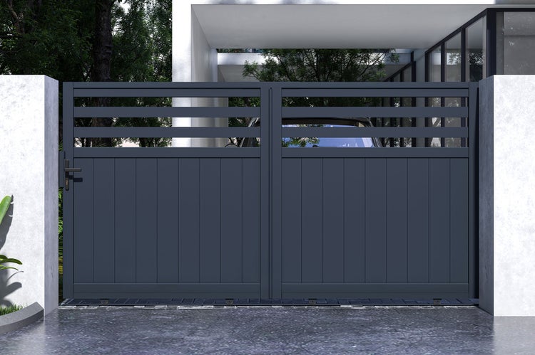 Raumansicht mit geometrischer Tapete, Klavier, Lampe und Blumen