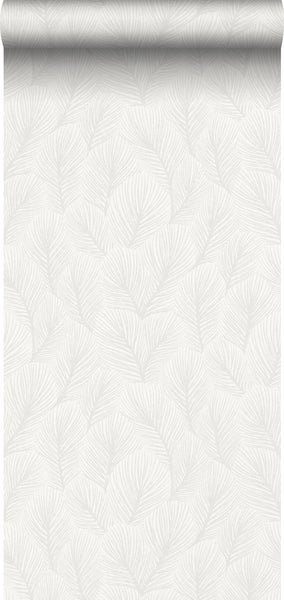 Wohnzimmer im Dachgeschoss mit Hängelampe, Tisch und Dekorationen