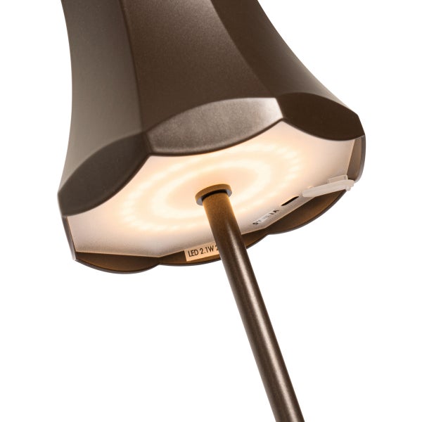 Unteransicht einer braunen LED-Tischleuchte mit gewelltem Schirm, kreisförmigem Leuchtmittel und Ladeanschluss.
