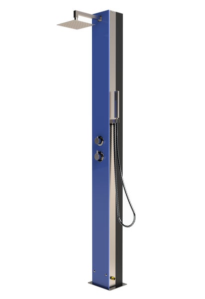 Solardusche mit blauem Frontpaneel, quadratischem Regenduschkopf, Handbrause und zwei Armaturen für den Garten.