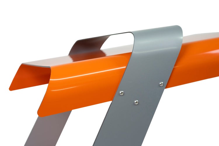 Detailansicht eines Stahlrammschutzbügels mit Befestigungselementen