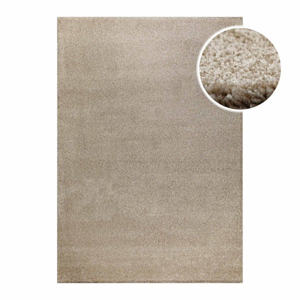 Beigefarbener Hochflor-Teppich mit Detailansicht der weichen Faserstruktur.