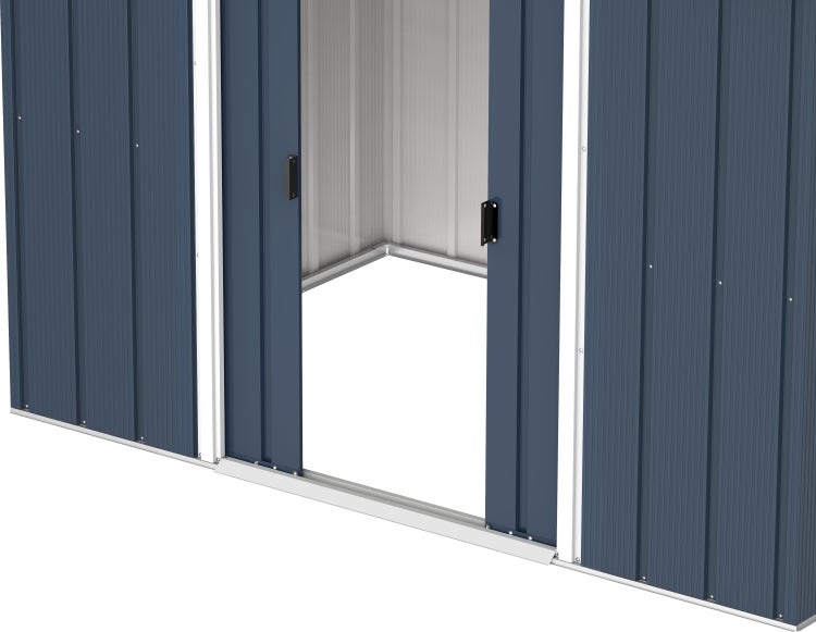 Detailansicht eines Gerätehauses mit teilweise geöffneter Schiebetür