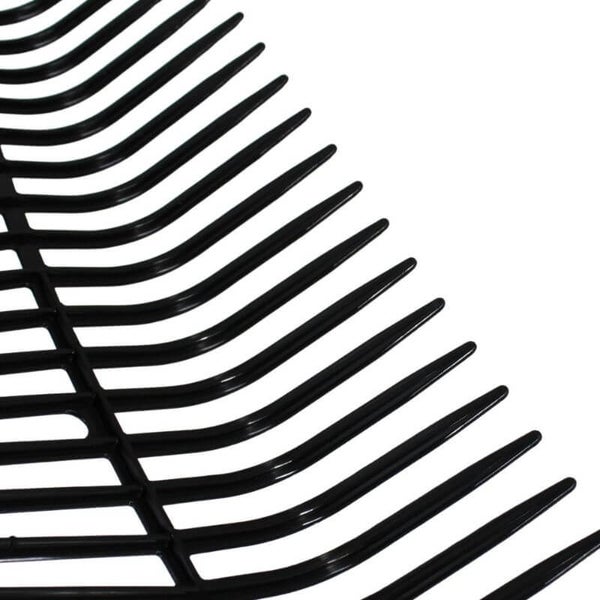 Nahaufnahme der Zinken eines schwarzen Laubbesens aus Kunststoff.