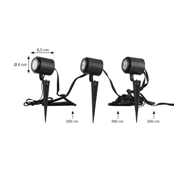 Dreiteiliges Gartenstrahler-Set in Schwarz mit Erdspießen, Maße 6 mal 6,5 Zentimeter, Kabelabstände 300 Zentimeter und Zuleitung 200 Zentimeter.