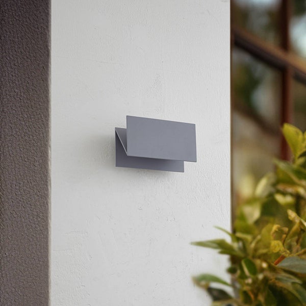 Moderne graue geometrische Außenwandleuchte aus Metall.