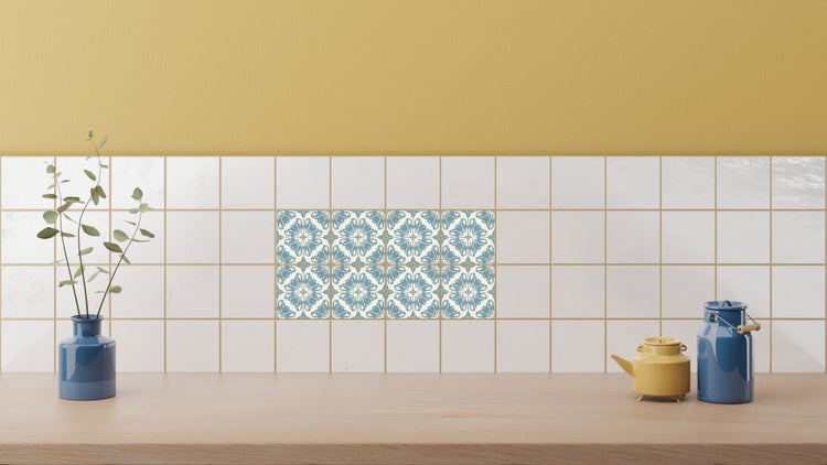 Helle, freundliche Küchendekoration mit weißen Fliesen, dekorativen Fliesenakzenten und passenden Accessoires