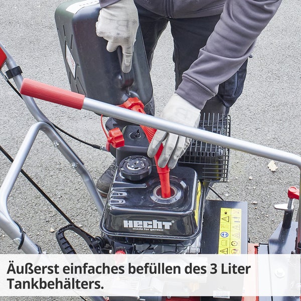 Eine Person füllt den Tank einer Schneefräse mit einem Trichter.