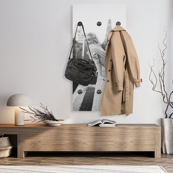 Garderobe mit Fotodruck, Mantel und Tasche