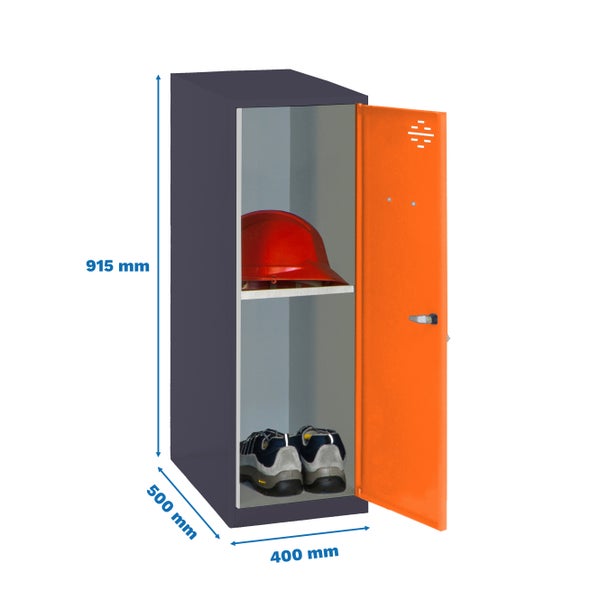 Spind mit geöffneter Tür, Helm und Schuhen, Maße 915 x 500 x 400 Millimeter