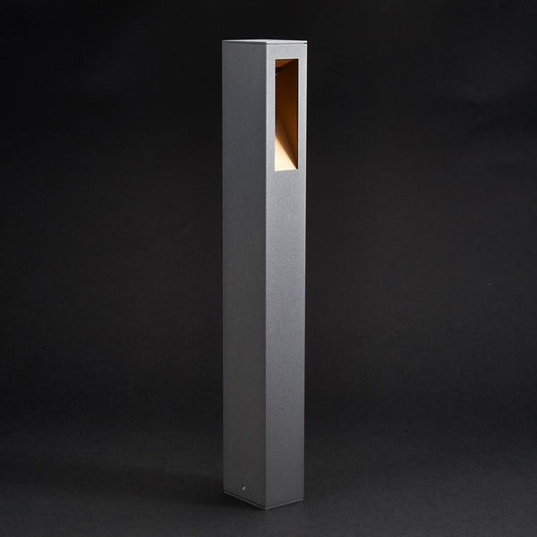 Moderne rechteckige Pollerleuchte aus Metall für den Garten mit integrierter Lichtquelle.