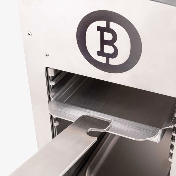 Beefer Logo auf einem Oberhitzegrill aus Edelstahl mit herausgezogener Grillschale und Griff.