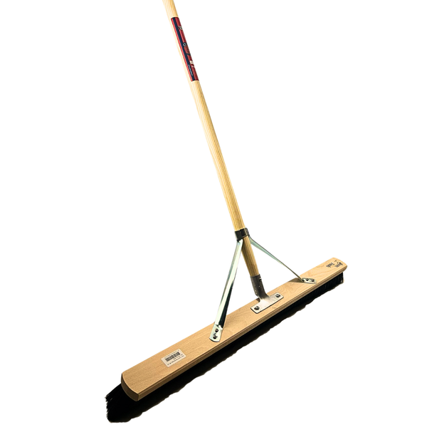 Betonverteiler mit Holzstiel und Borsten