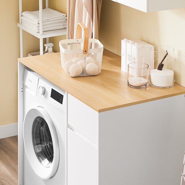 Waschmaschine mit Ablagefläche und Dekorationsgegenständen in einem hellen Raum