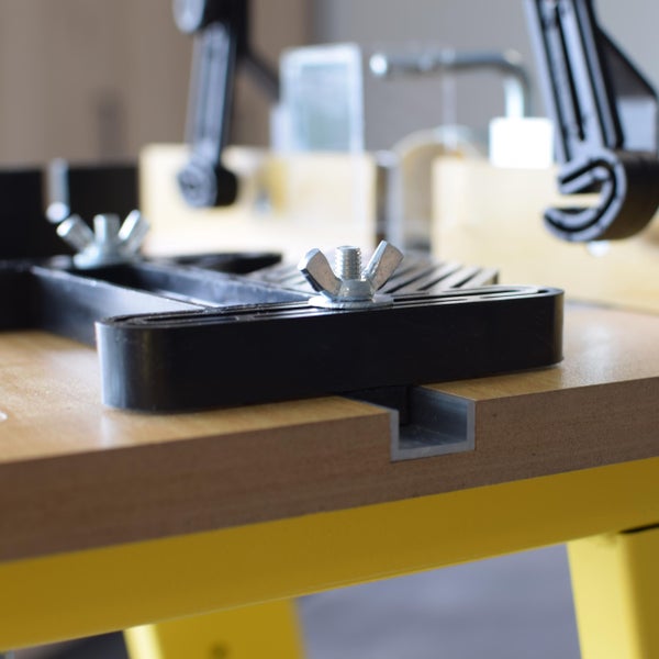 Werkbank mit Spannvorrichtung und Flügelmutter