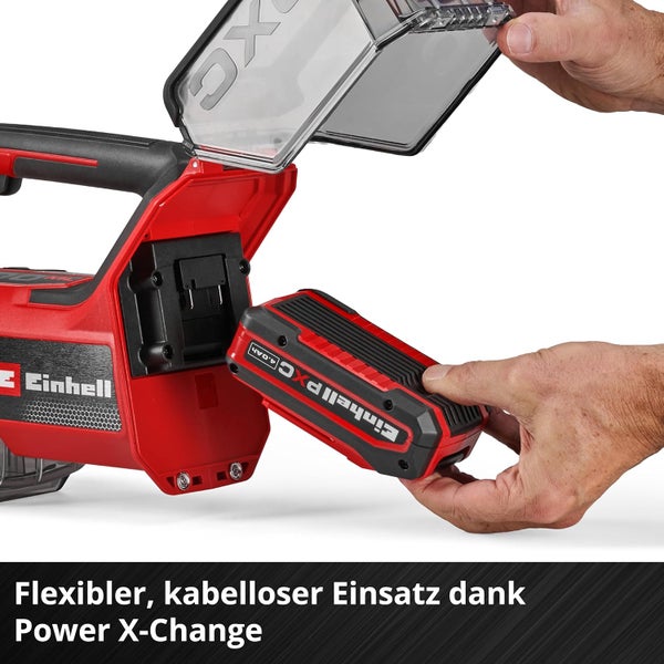 Einsetzen eines Einhell Power X-Change Akkus in ein kabelloses Einhell Elektrowerkzeug mit geöffnetem Akkufach