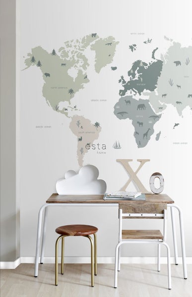 Kinderzimmer mit Weltkarte als Wanddekoration über einem Schreibtisch mit Stuhl.