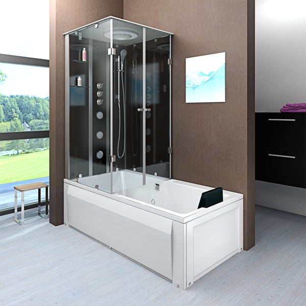 Moderne Duschbadewanne mit Glas-Duschkabine, Massagedüsen, Regenbrause und Handbrause in einem hellen, organisierten Badezimmer mit Ausblick.